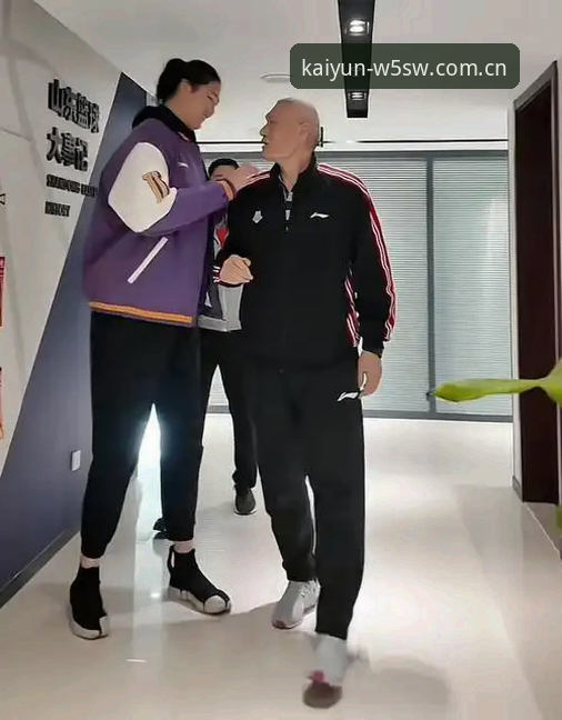 KAIYUN开云苹果官方客户端手机版 身高205公分的中锋,为什么成了意甲球队的“备胎”首选?